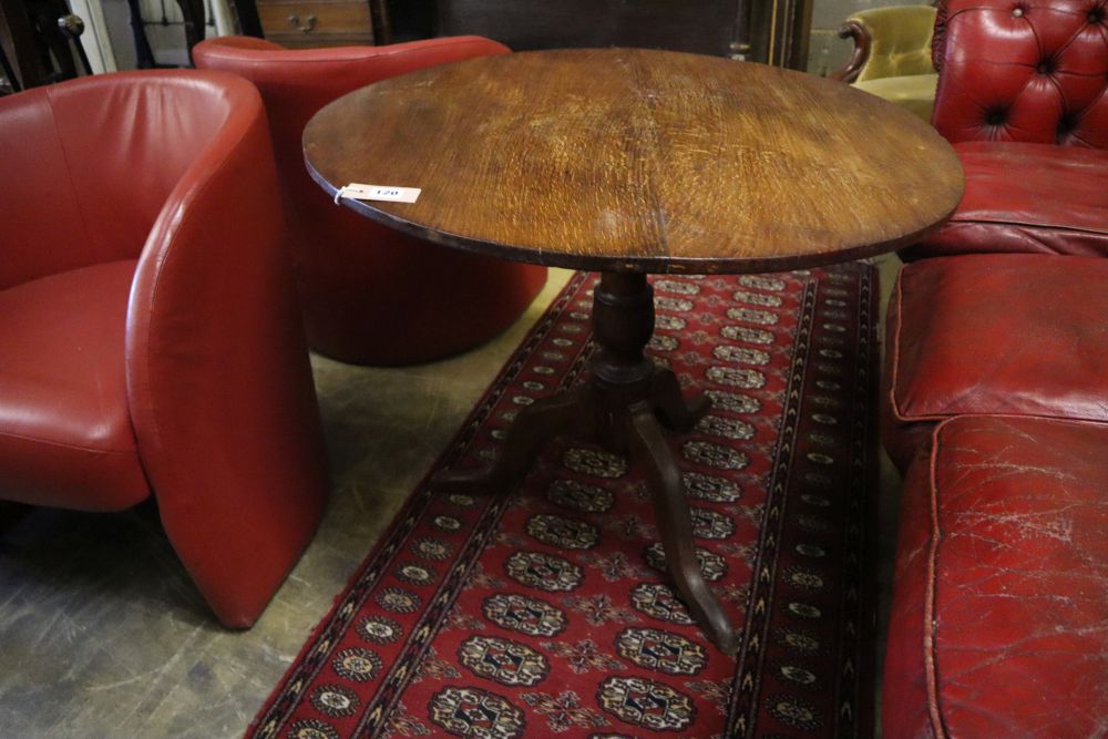 A George III oak circular tilt-top tea table, diameter 80cm